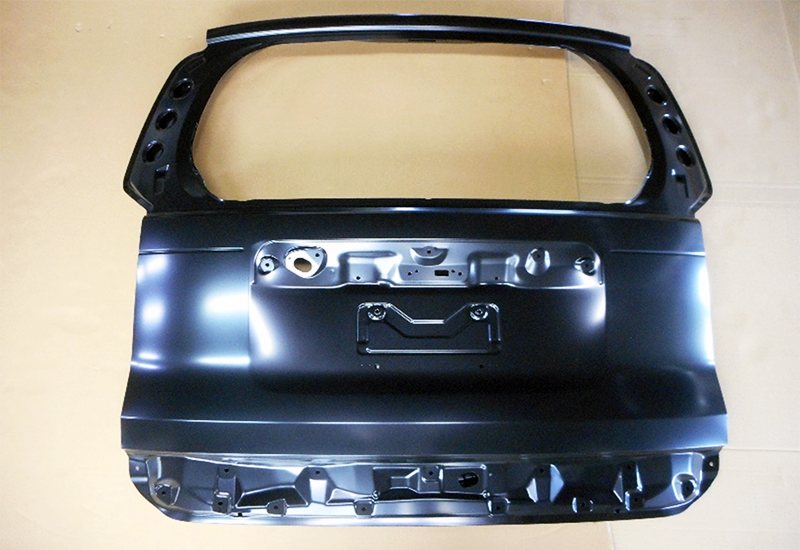 自動車のバックドア（テールゲート）の塗装